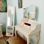 Bright 2-bedroom Near