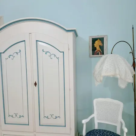 Apartment Bright 2-bedroom Near Naples