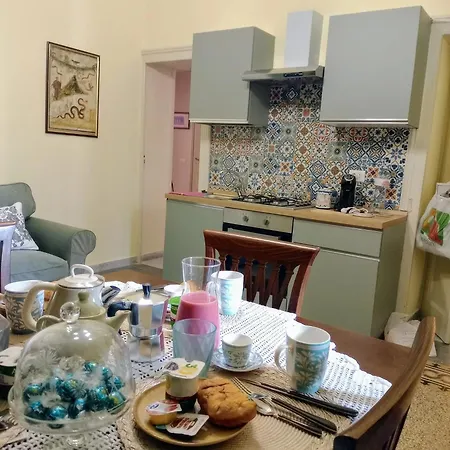 Apartment Bright 2-bedroom Near Naples