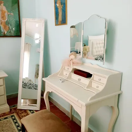 Bright 2-bedroom Near